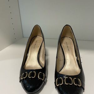 Bandalino black paten leather pumps.